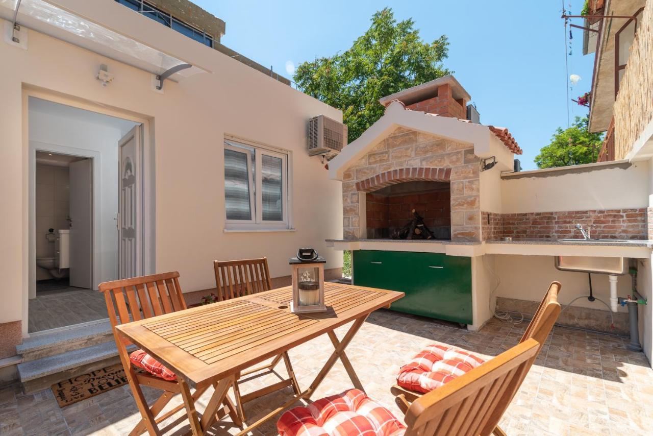 Small Private House With A Terrace In Trogir Apartment Exterior photo